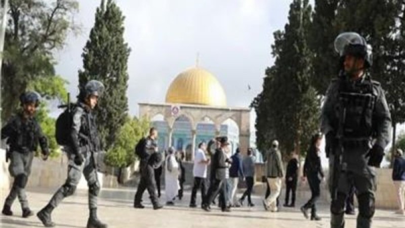 مستوطنون يقتحمون المسجد الأقصى بحماية شرطة الاحتلال الإسرائيلي