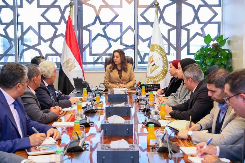 وزيرة التنمية المحلية تبحث فرص الإستثمار المستدام داخل المحميات الطبيعية مع أحد المستثمرين