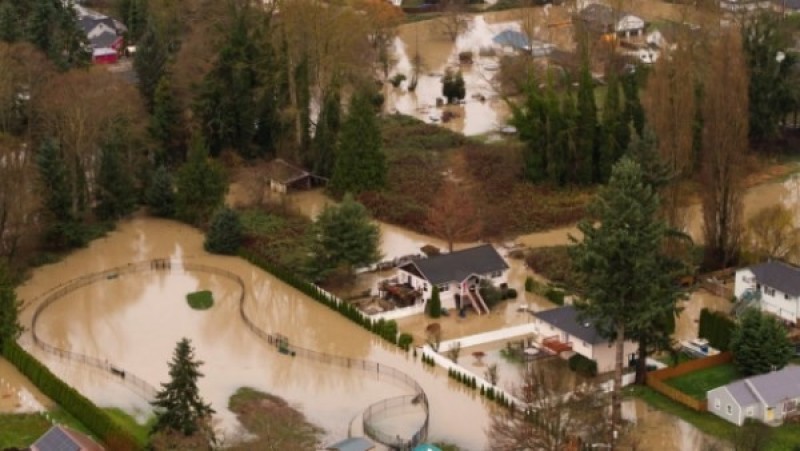 انهيار الجسور وتصدع السدود.. شاهد فيضانات واشنطن تبتلع مدينة كاملة وفرار السكان