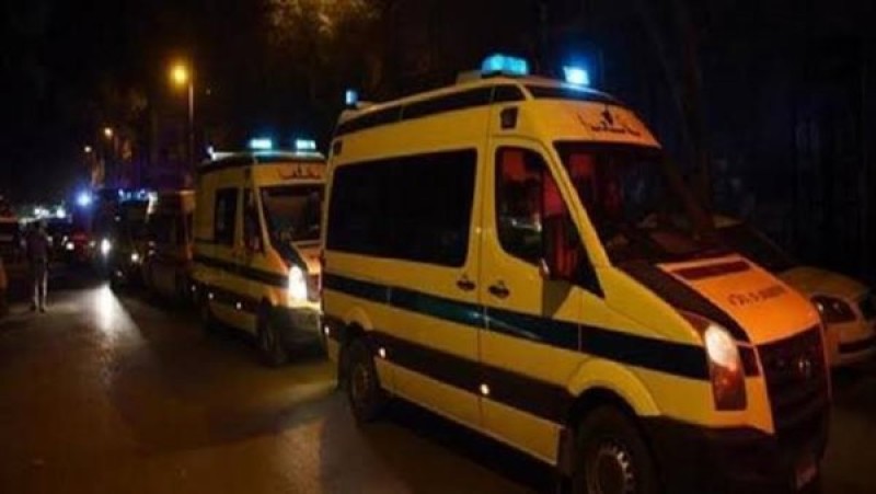 سيارات الإسعاف تنقل 14 مصابًا إلى مستشفى كوم حمادة بعد حادث تصادم مروع