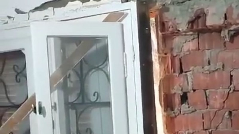 شاهد.. أتوبيس مدرسة شهير يقتحم منزلا بمدينة بدر