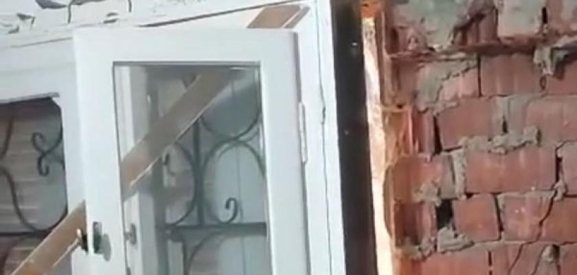 شاهد.. أتوبيس مدرسة شهير يقتحم منزلا بمدينة بدر