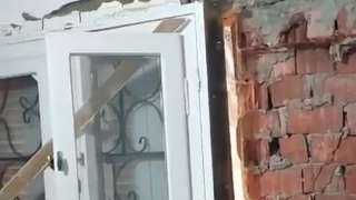 شاهد.. أتوبيس مدرسة شهير يقتحم منزلا بمدينة بدر