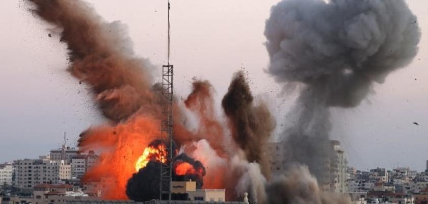 غارات وقصف للاحتلال جنوب ووسط قطاع غزة مع أزمة صحية خانقة