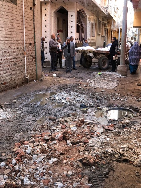 محافظ الدقهلية يتفقد بعض شوارع قرية دنجواي بشأن شكوى صرف صحي