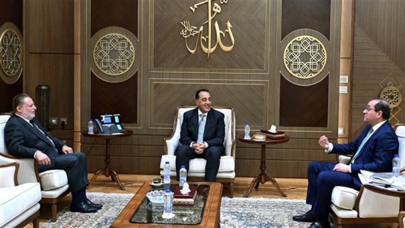 مدبولي يلتقي محافظ البنك المركزي ووزير المالية لتعزيز التنسيق المالي والنقدي