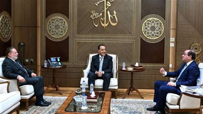 مدبولي يلتقي محافظ البنك المركزي ووزير المالية لتعزيز التنسيق المالي والنقدي