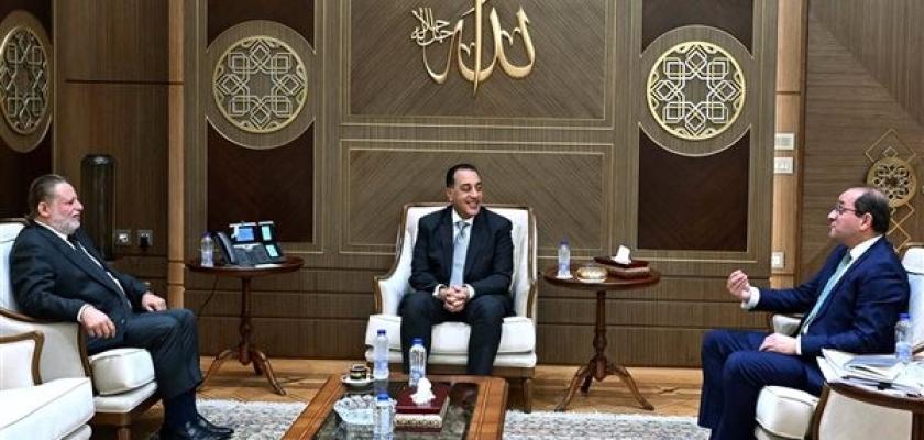 مدبولي يلتقي محافظ البنك المركزي ووزير المالية لتعزيز التنسيق المالي والنقدي