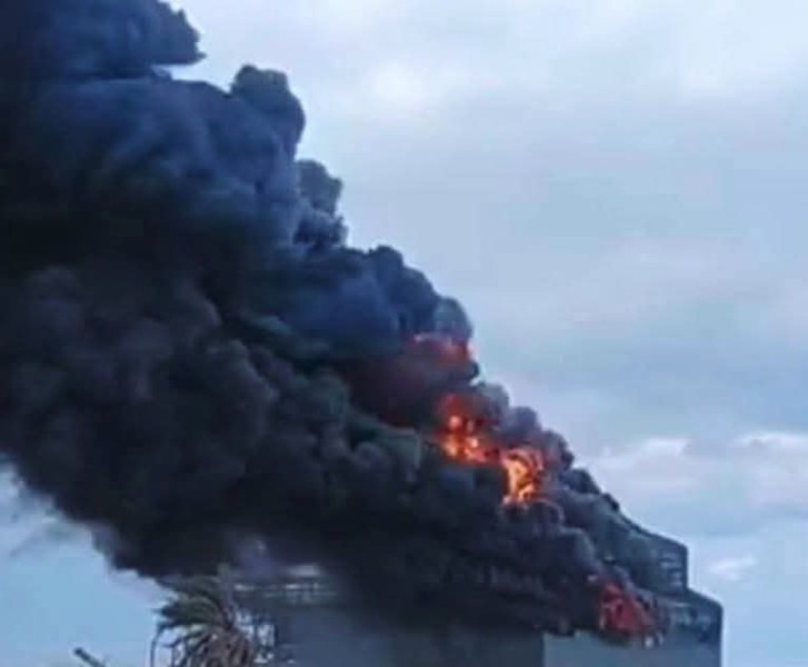 بالأسماء 13 مصابًا في حريق مصنع الرمال السوداء ببلطيم .. بينهم مصابون من دمياط