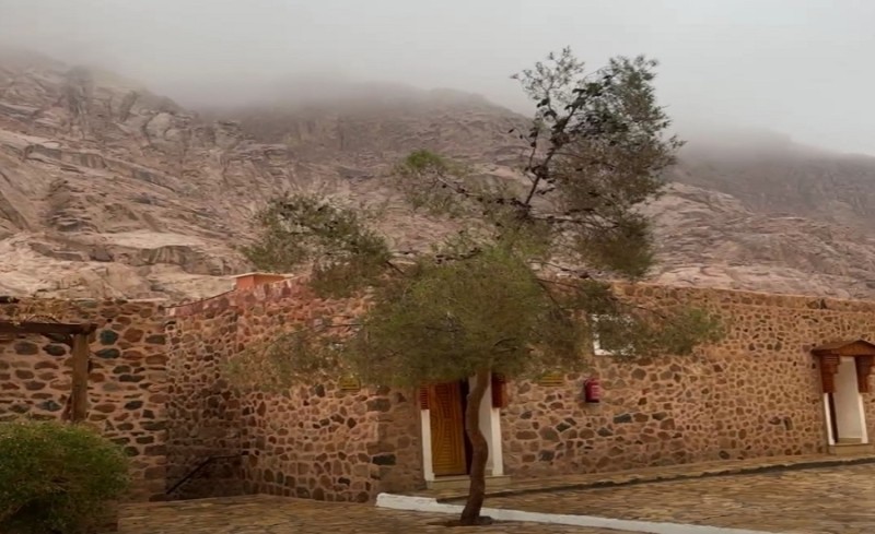 مشهد شتوي مميز.. أمطار خفيفة وسحب كثيفة تكسو قمم جبال سانت كاترين