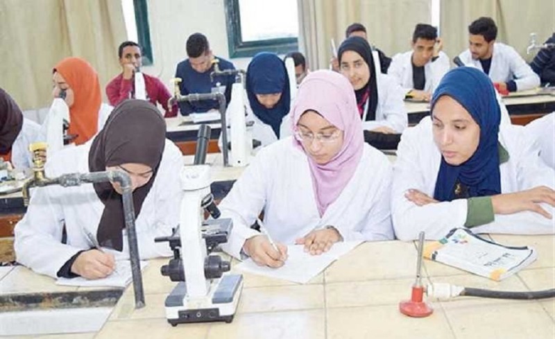 نقيب الأطباء يحذر من العشوائية في زيادة أعداد طلاب الطب