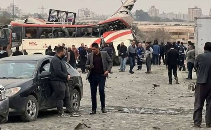 أتوبيس يصطدم بعشر سيارات على الطريق السياحي ويخلف إصابات