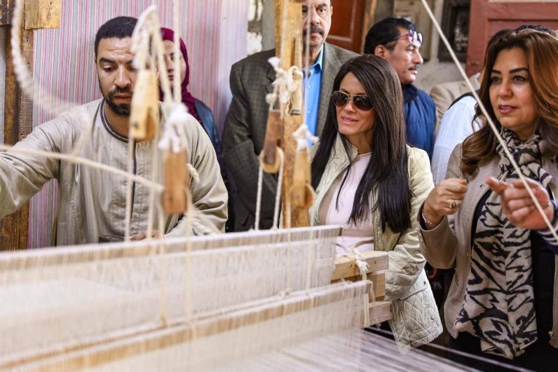 تفقد وزيرة التخطيط ووزيرة التنمية المحلية ومحافظ سوهاج قرية النساجين بحي الكوثر