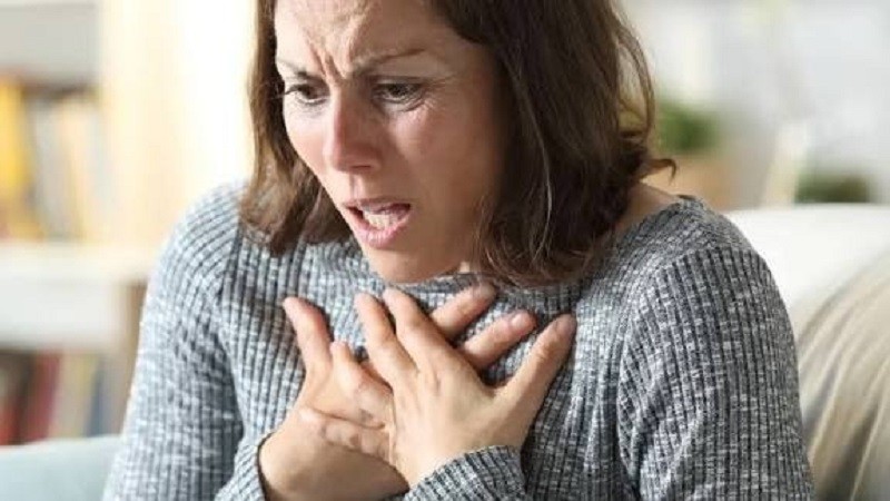 لماذا يشعر الإنسان بخفقان القلب وضيق التنفس دون خطر حقيقي؟