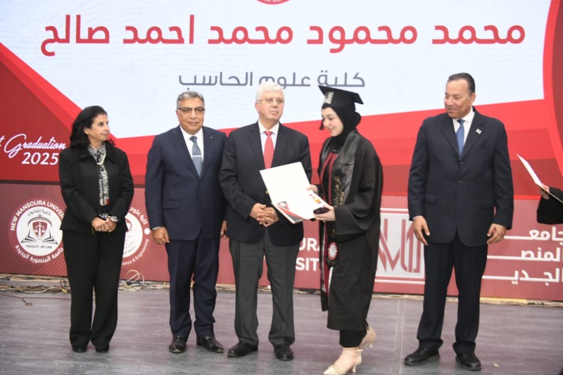 محافظ الدقهلية ووزير التعليم العالي يشهدان احتفال تخرج الدفعة الأولى من جامعة المنصورة الجديدة