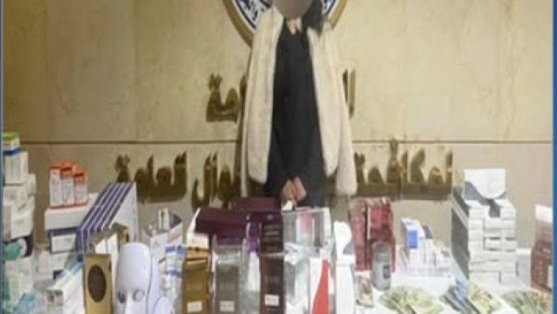 انتحال صفة طبيبة مقابل المال.. الأمن يطيح بمتهمة وبأدلتها الجنائية