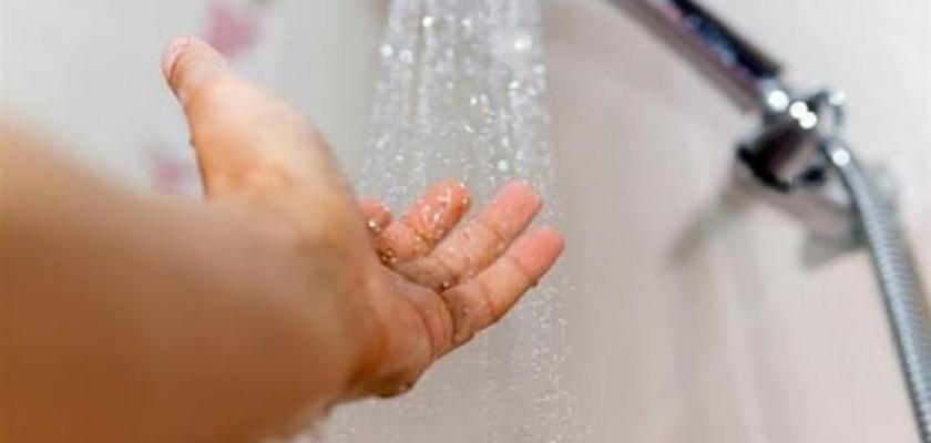 استشاري جلدية يحذّر من أضرار الاستحمام بالماء الساخن في الشتاء
