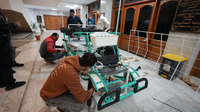 محافظ أسيوط يتفقد نموذجًا لمركبة نقل خفيفة صديقة للبيئة كبديل آمن للتوك توك ودعمًا للشباب