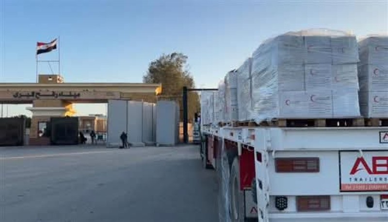 الهلال الأحمر المصري يدفع بـ130 ألف سلة غذائية عبر قافلة «زاد العزة» إلى غزة