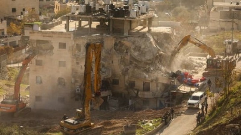 سياسة التخريب.. جرافات الاحتلال تهدم مبنى بالقدس الشرقية