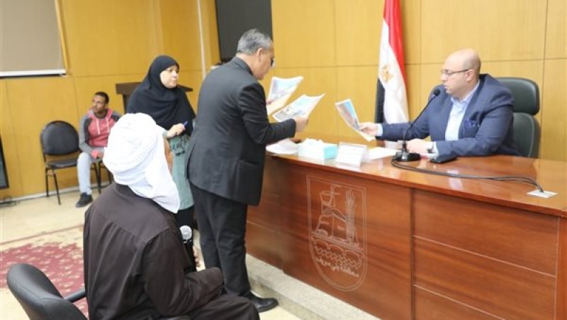 محافظ بني سويف: اللقاءات المفتوحة مستمرة لحل شكاوى المواطنين فورًا