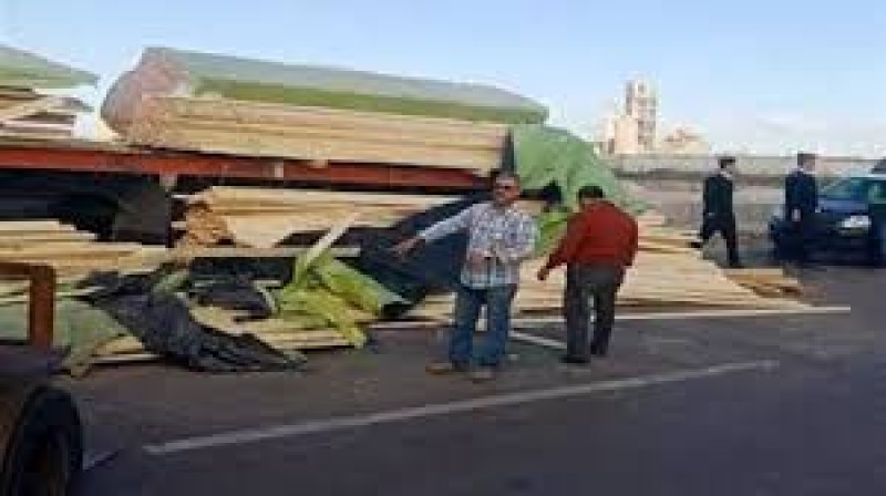 انقلاب حمولة أخشاب يشل الطريق الصحراوي ويصيب 7 أشخاص بالبحيرة