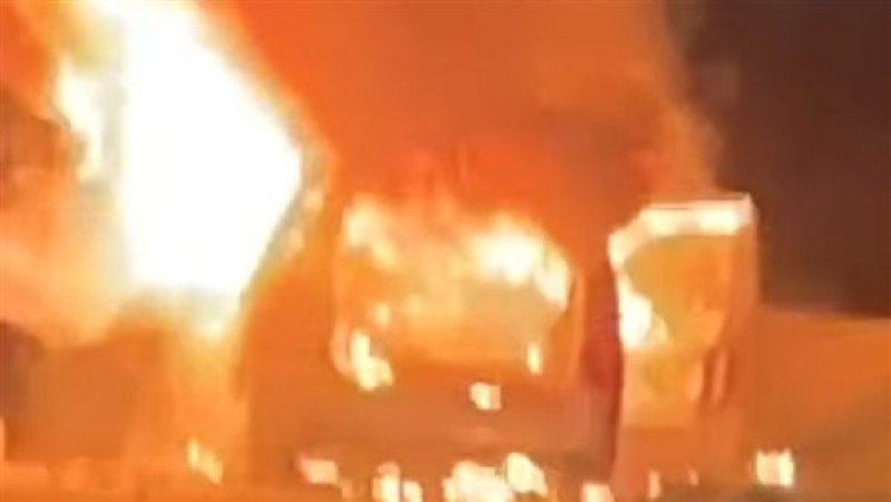 حريق سيارة يربك الحركة المرورية بالطريق الزراعي قبل السيطرة عليه