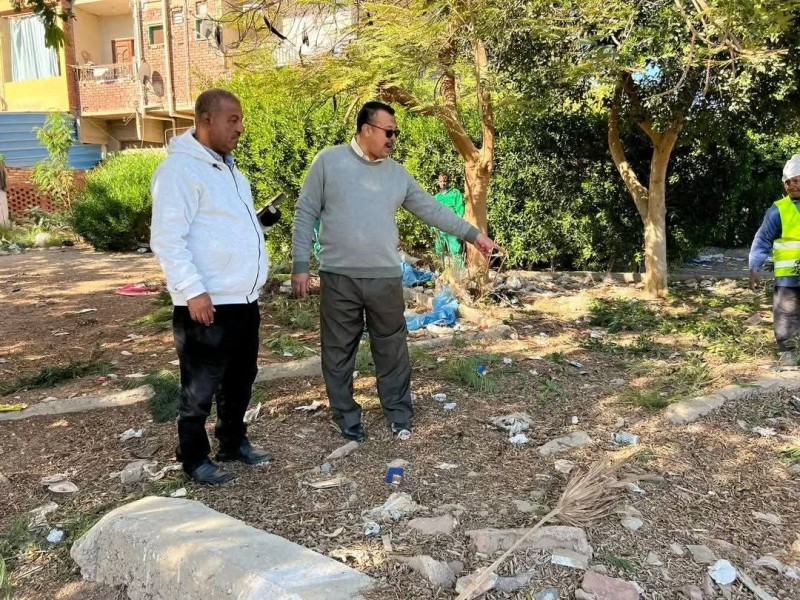 رئيس مدينة سفاجا يتفقد ميدانيًا مشروعات رفع الكفاءة وتطوير المناطق السكنية