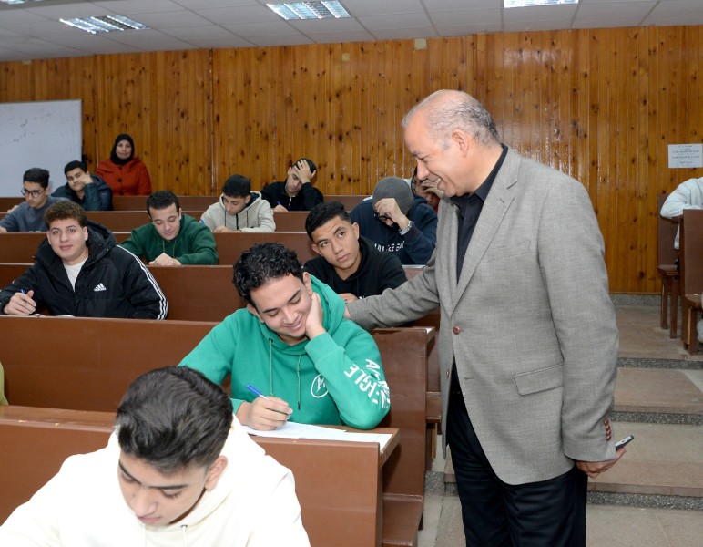 رئيس جامعة المنصورة يتفقد سير امتحانات الفصل الدراسي الأول بكليات العلوم والحاسبات والمعلومات والزراعة