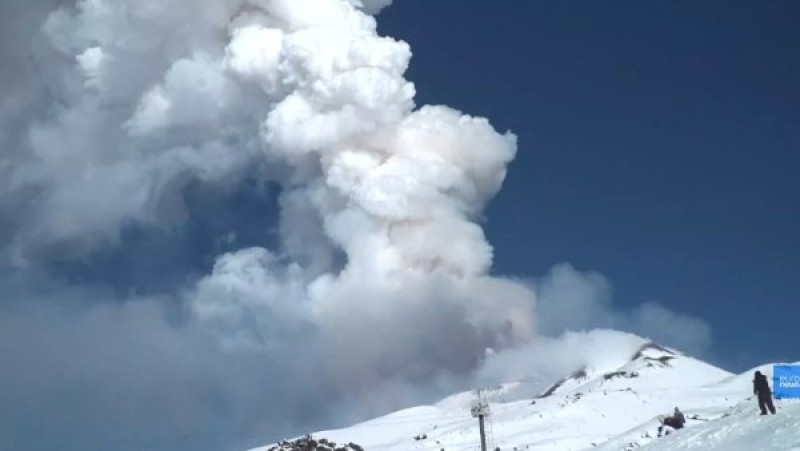 نشاط غير استثنائي.. بركان «إتنا» يثور والمُتزلجون يستمتعون بالمشهد على المنحدرات