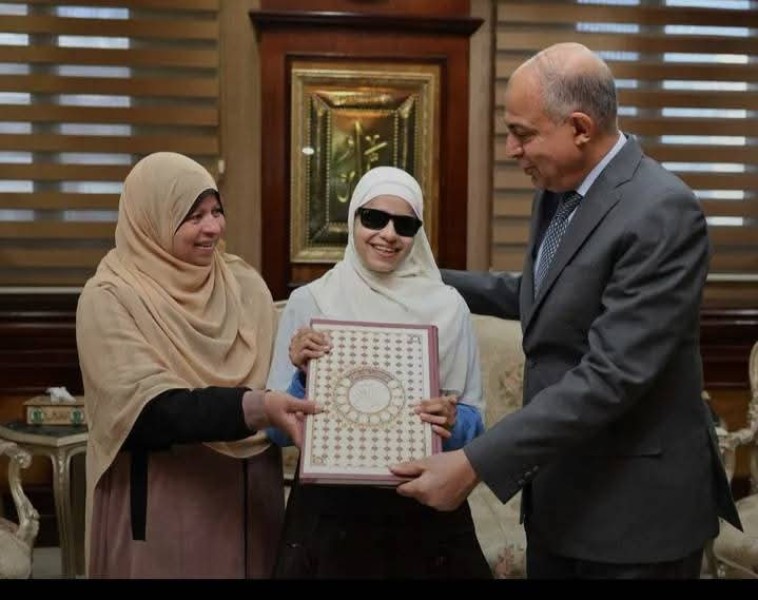 محافظ المنيا يُكرم الطالبة «فاطمة» ابنة مدرسة النور للمكفوفين ويُهديها مصحفًا تقديرًا لتميزها