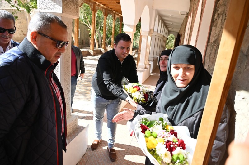 محافظ جنوب سيناء يزور دير الراهبات بوادي فيران ويهنئ بعيد القديسة كاترين وعيد الميلاد المجيد