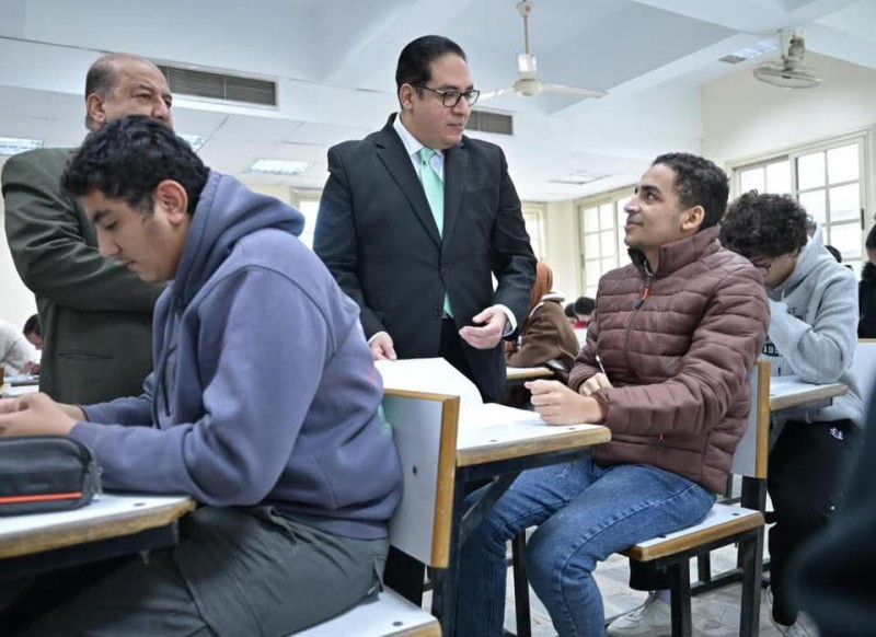 رئيس جامعة القاهرة يتفقد سير امتحانات الفصل الدراسي الأول بعدد من الكليات