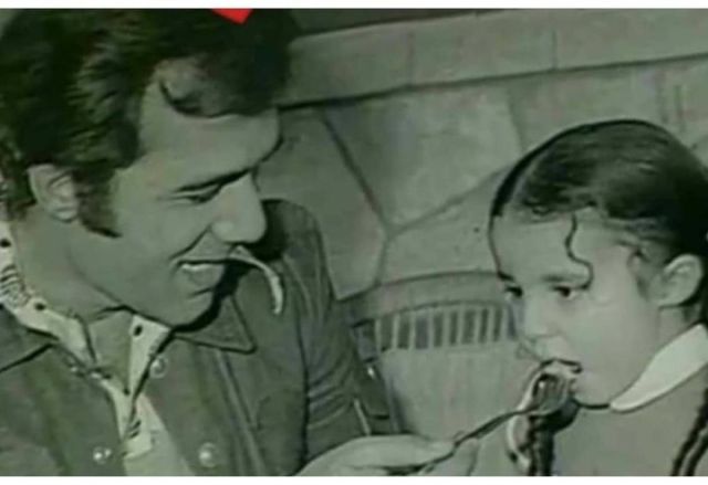 الراحل محمود ياسين برفقة ابنته