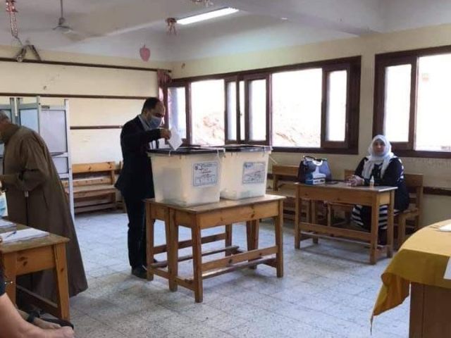  «عمرو درويش» يدلى بصوته بإنتخابات مجلس النواب 