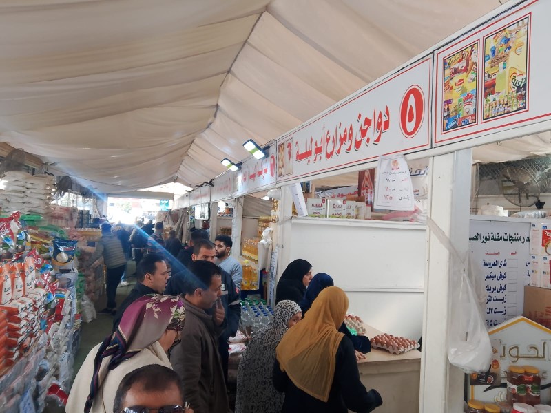 المحافظ: استمرار الأسعار المخفضة بالمعرض الدائم للسلع الغذائية بشارع قناة السويس بالمنصورة