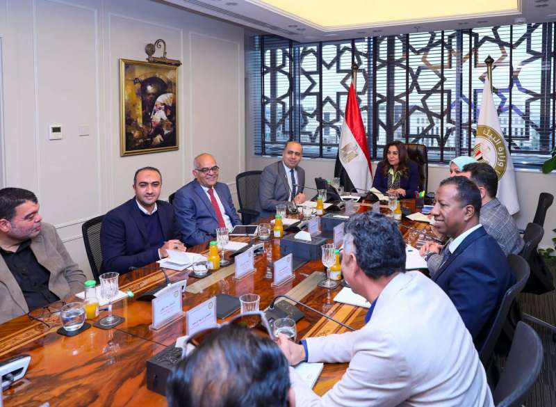 د. منال عوض تبحث مع قيادات جهاز تنظيم إدارة المخلفات الوضع الراهن لتنفيذ منظومة إدارة المخلفات وسُبل التطوير