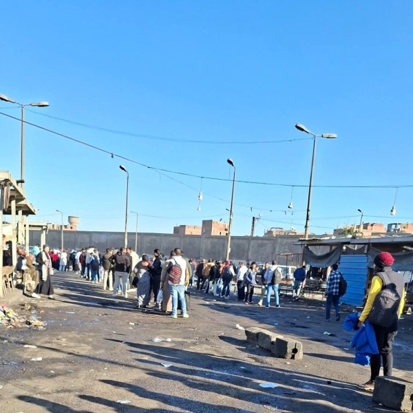 معاناة يومية وأزمة السرفيس تتفاقم بلا حلول بحلوان .. موقف توشكا مليان طوابير