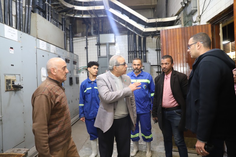 «قنديل » يستمع لمطالب العاملين بمحطة رفع سبورتنج