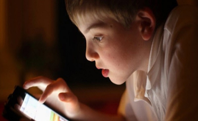 5 أمرض يسببها الهاتف المحمول للعين