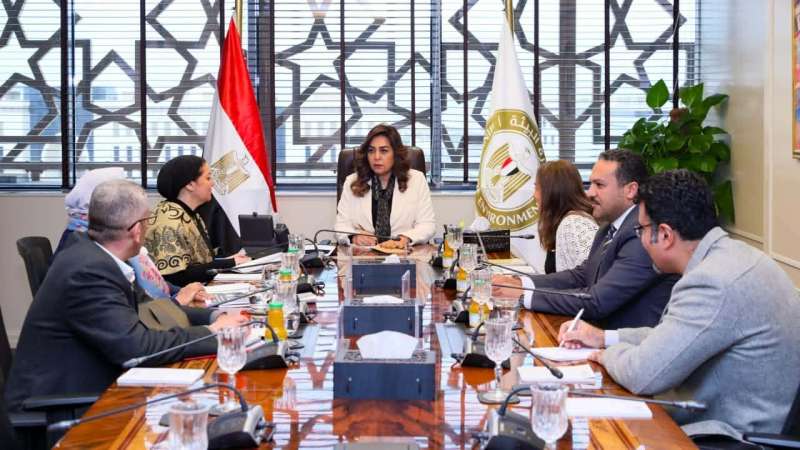 د. منال عوض تعقد اجتماعًا موسعًا مع قيادات وزارة البيئة لتقييم الأداء المؤسسي و دفع جهود التطوير