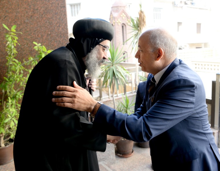 رئيس جامعة المنصورة يهنئ الأخوة الأقباط بعيد الميلاد المجيد