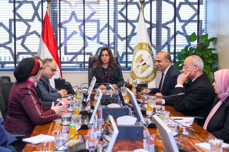 منال عوض تبحث مستجدات إعداد خطة متدرجة لإدارة نوبات تلوث الهواء الحادة