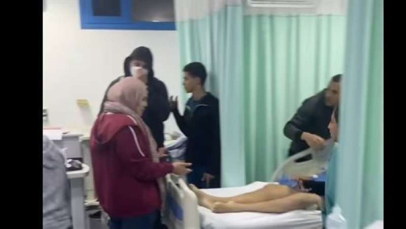 الكوادر الطبية مشغولة بكرة القدم.. وفاة شاب داخل مستشفى تثير الرأي العام