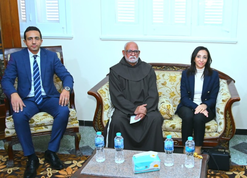 جاكلين عازر تشيد بروح المحبة والتعاون بين المصريين خلال زيارتها الكنيسة الكاثوليكية