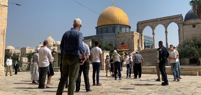 مستوطنون متطرفون يقتحمون المسجد الأقصى