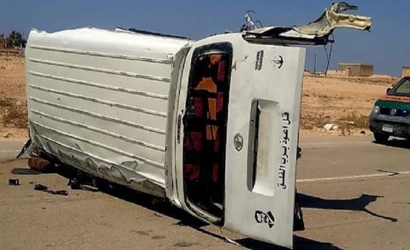 مصرع شخص وإصابة 13 آخرين في انقلاب ميكروباص بصحراوي المنيا