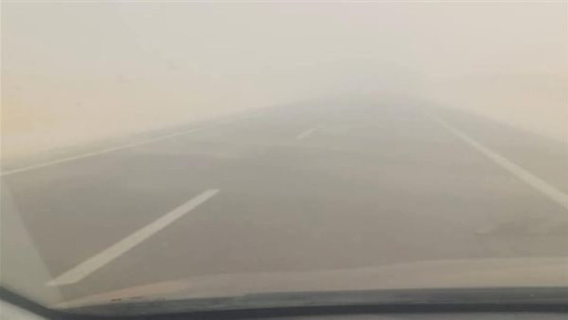 عاصفة ترابية على طريق تنيدة منفلوط بالوادي الجديد.. وتحذيرات للسائقين