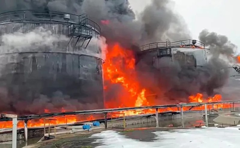 أوكرانيا تستهدف مستودع نفط في روسيا