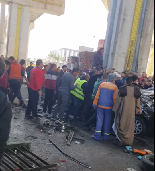 جانب من واقعة سقوط سيارة ملاكي من أعلى كوبري أكتوبر 